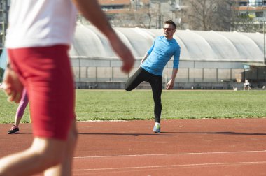 Genç çift Atletizm eğitim yapmak 