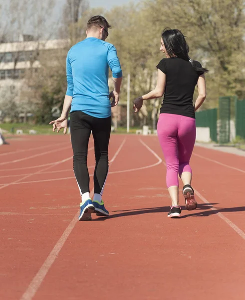 Genç çift Atletizm eğitim yapmak 