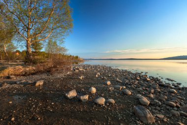 Imandra Gölü 'nde gün doğumu. Khibiny Dağları 'nın zeminine karşı, Murmansk Bölgesi, Kola Yarımadası.
