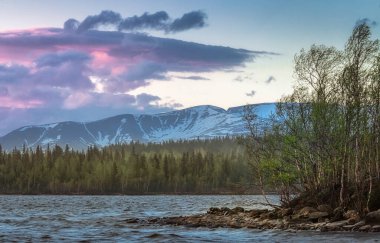 Yazın Imandra Gölü 'nde gün batımı. Khibiny dağlarının arka planına karşı