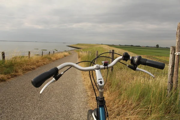 Kierownica Rowerowa Grobli Morskiej Westerschelde Wodą Niebo Chmurami Tle Lecie — Zdjęcie stockowe