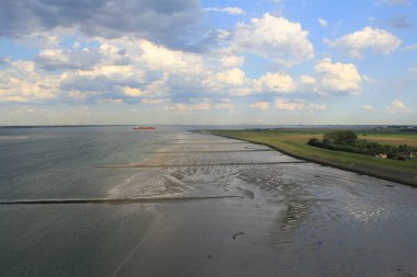 Gel-git ile birlikte gelgit düzlükleri. İlkbaharda Hollanda 'nın kırsal kesimindeki batı denizi boyunca gelgitler.