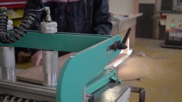 Hombre Adulto Trabajador Ropa Trabajo Trabaja Máquina Agujeros Perforación Tablero — Vídeos de Stock