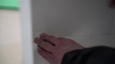 Marangoz elektrikli tornavida kullanır. Cıvataları mobilyalara vidalıyor. Yakın plan..