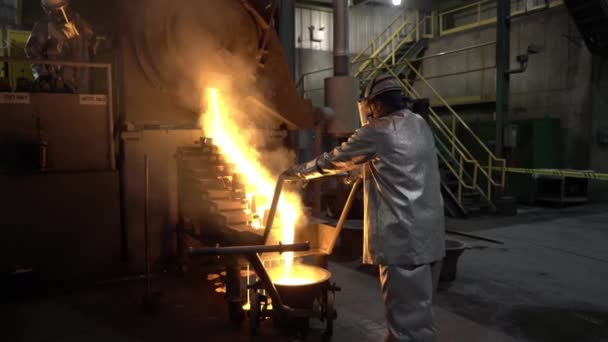 Processo Fusão Ouro Duas Pessoas Roupa Protectora Trabalhar Drenos Metal — Vídeo de Stock
