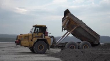 Kupol, Rusya - 15 Ağustos 2019. Bir maden kamyonu cevherleri boşaltıyor..