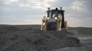 Kupol, Rusya - 15 Ağustos 2019. Altın madenciliği alanında Komatsu d65px buldozerinin işi..