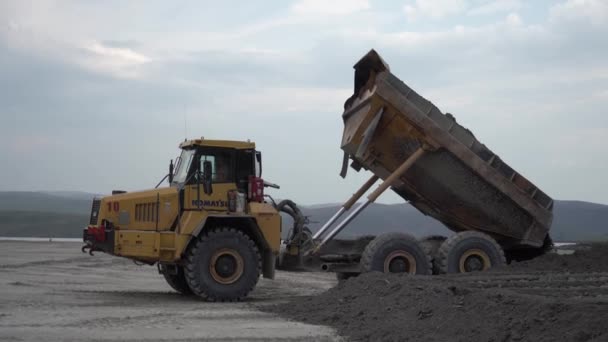 Kupol Rússia Agosto 2019 Caminhão Despejo Mineração Descarrega Minério — Vídeo de Stock