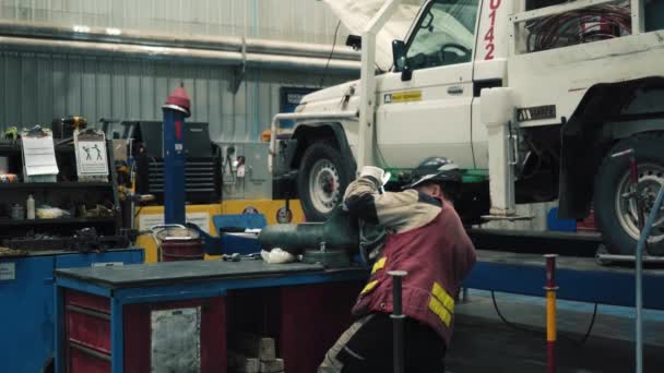 Mechanik Součástku Opravuje Uchopí Roli Svěráku Uřízne Brýle Reflexní Vestu — Stock video