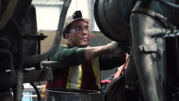 Mécanicien Change Filtre Dans Camion Porte Casque Gilet Réfléchissant Des — Video