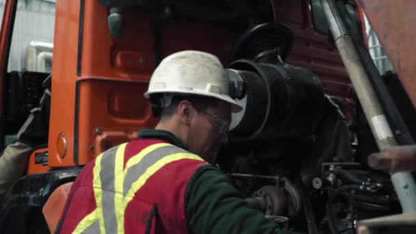 Mecánico Cambia Filtro Del Camión Lleva Casco Chaleco Reflectante Gafas — Vídeo de stock