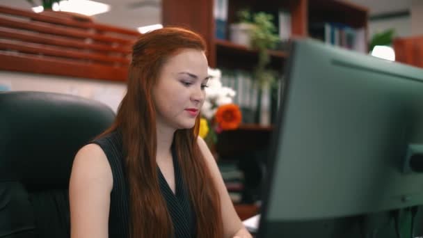 Dziewczyna Rudymi Włosami Pracuje Komputerze — Wideo stockowe