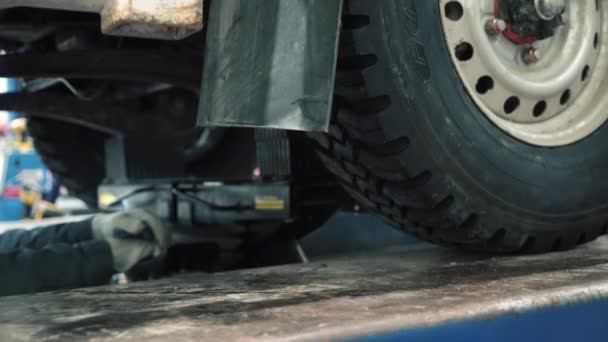 Mekanik Memperbaiki Mobil Dia Mengambilnya Atas Jack Dia Akan Mengubah — Stok Video