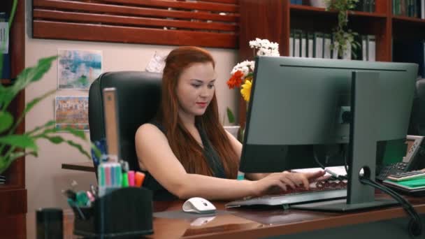 Girl Red Hair Works Computer — Stockvideo