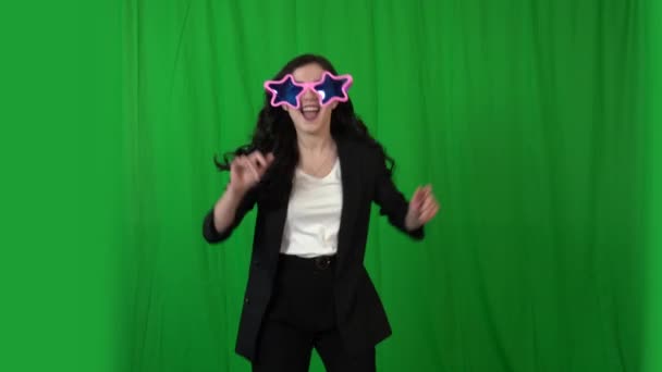 Ein Wunderschönes Aukasisches Mädchen Businessanzug Und Sternenbrille Tanzt Lustig Auf — Stockvideo