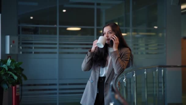 Koyu Saçlı Akıllı Telefonuyla Konuşan Kahve Içen Güzel Bir Kız — Stok video