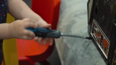 Önemli bir görüşe sahip bir çocuk gerçek bir bilgisayarı parçalara ayırır..