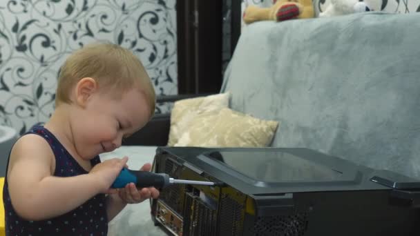 Önemli Bir Görüşe Sahip Bir Çocuk Gerçek Bir Bilgisayarı Parçalara — Stok video