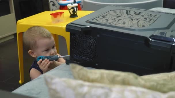 Uma Criança Com Uma Vista Importante Desmonta Computador Real — Vídeo de Stock