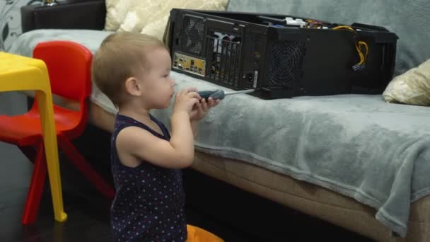 Niño Con Una Visión Importante Desmonta Una Computadora Real — Vídeo de stock