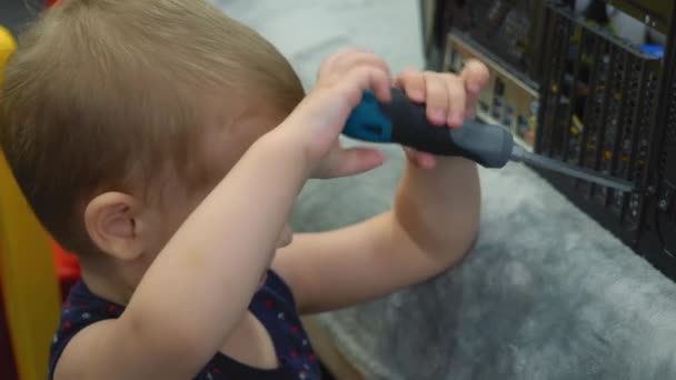 Ребенок Важным Видом Разбирает Настоящий Компьютер — стоковое видео
