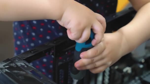 Een Kind Met Een Belangrijk Uitzicht Haalt Een Echte Computer — Stockvideo
