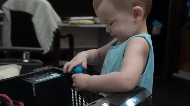 Önemli Bir Görüşe Sahip Bir Çocuk Gerçek Bir Bilgisayarı Parçalara — Stok video