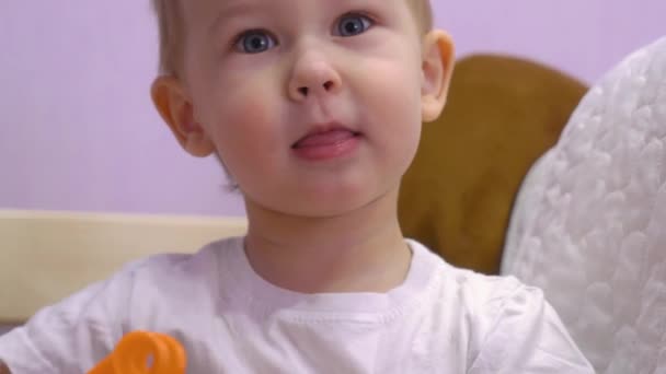 Charmant Bébé Assoit Sur Lit Tourne Les Boulons Dans Une — Video