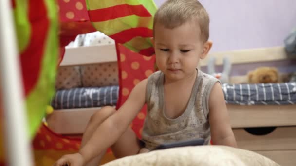 Encantador Bebê Brinca Com Telefone Tenda Das Crianças Ele Assiste — Vídeo de Stock