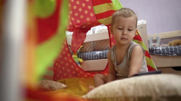 Affascinante Bambino Gioca Con Telefono Nella Tenda Dei Bambini Guarda — Video Stock