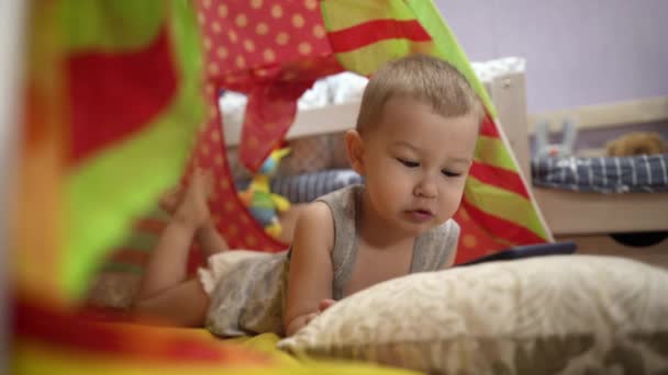 Sevimli Bebek Çocuk Çadırında Telefonla Oynuyor Video Resim Izliyor — Stok video