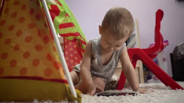 Charmantes Baby Spielt Kinderzelt Mit Dem Handy Schaut Sich Videos — Stockvideo