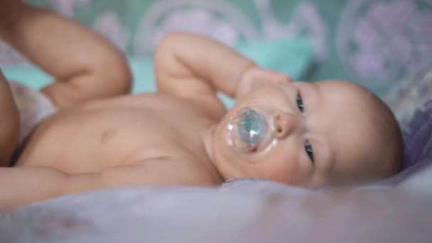 Küçük Çocuk Ebeveynlerinin Yatağında Eğleniyor Daha Beş Aylık — Stok video