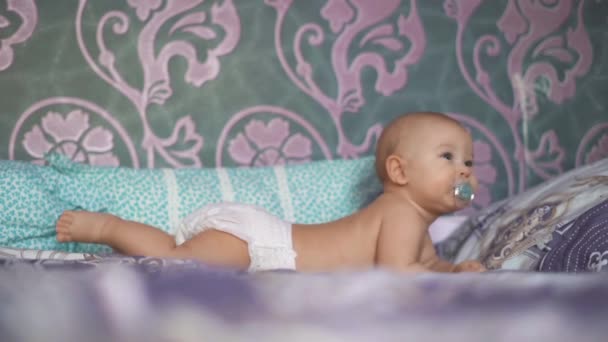Маленький Хлопчик Розважається Ліжку Своїх Батьків Йому Лише Ять Місяців — стокове відео