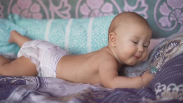 Kleine Jongen Heeft Plezier Het Bed Van Zijn Ouders Hij — Stockvideo