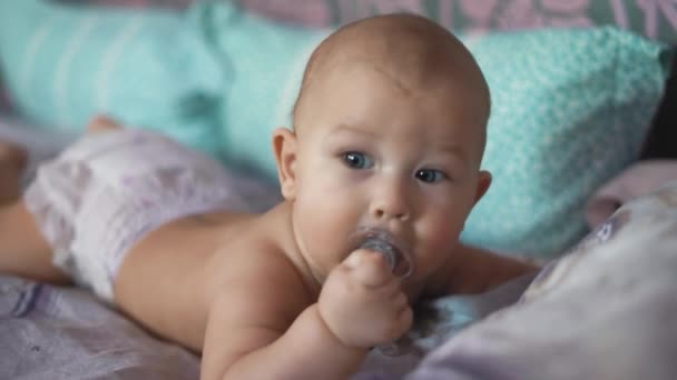 Rapazinho Está Divertir Cama Dos Pais Ele Tem Cinco Meses — Vídeo de Stock