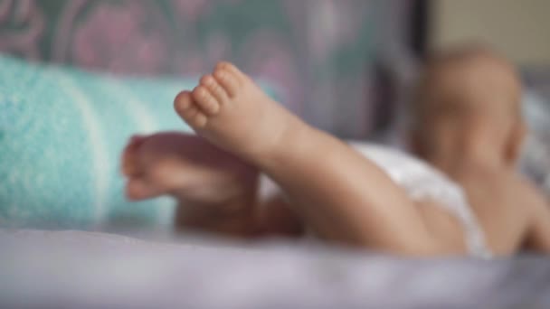 Мальчику Весело Постели Родителей Ему Пять Месяцев Крупный План Ногах — стоковое видео
