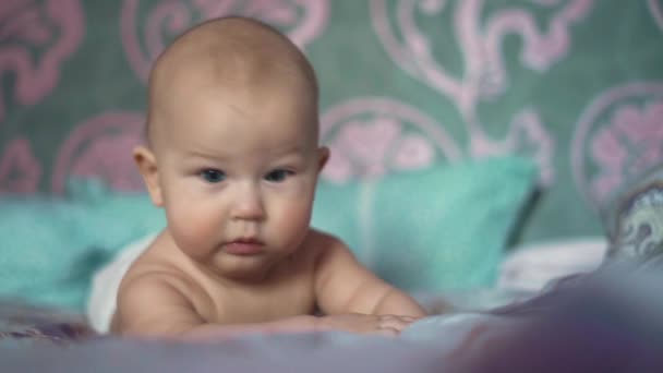 Niño Está Divirtiendo Cama Sus Padres Sólo Tiene Cinco Meses — Vídeos de Stock