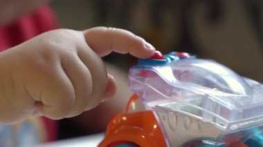 Sevimli küçük bir çocuk annesiyle oyuncak gibi oynuyor. Yakın plan..