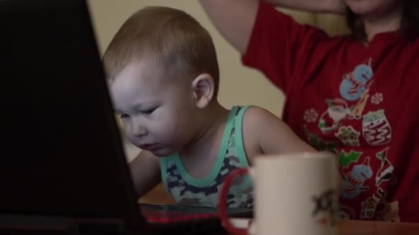 Der Kleine Junge Hat Spaß Beim Tippen Auf Seinem Laptop — Stockvideo