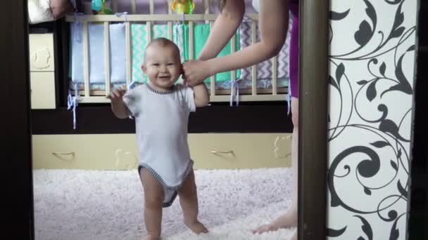 Die Ersten Schritte Eines Charmanten Babys Seine Mutter Hilft Ihm — Stockvideo