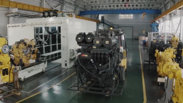 马加丹 俄罗斯 2019年8月15日 工厂恢复发动机和重型机械齿轮箱 叉车的工程 工人们正准备卸下发动机 — 图库视频影像