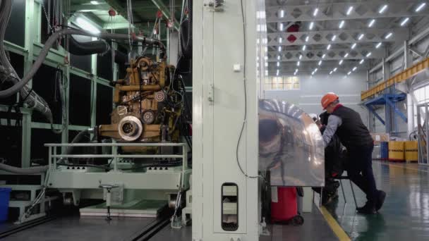 Magadan Russia 2019 중장비를 박스를 복구하는 컴퓨터에서 일하고 있습니다 엔진을 — 비디오