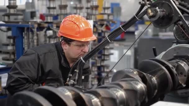 Trabalhador Com Capacete Trabalha Atrás Uma Máquina Especial Fábrica Para — Vídeo de Stock