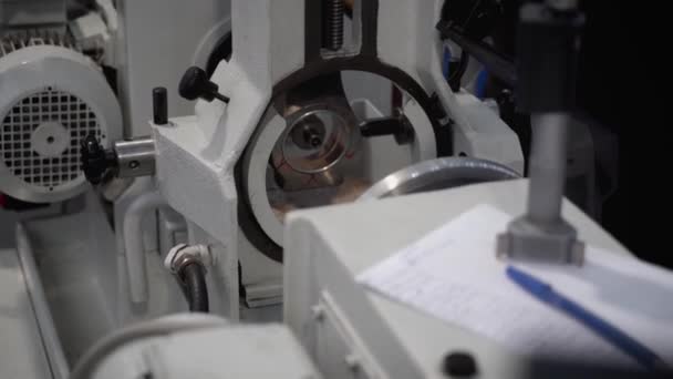 Die Arbeit Einer Spezialmaschine Der Fabrik Zur Reparatur Von Motoren — Stockvideo