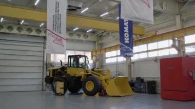 Magadan, Rusya - 04.02.2020: Komatsu Wa320 Yükleyicisinin Sunumu.