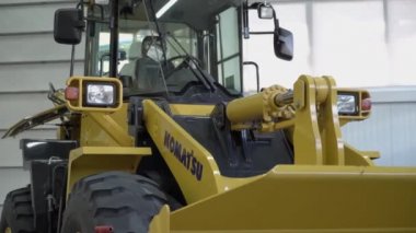 Magadan, Rusya - 04.02.2020: Komatsu Wa320 Yükleyicisinin Sunumu.