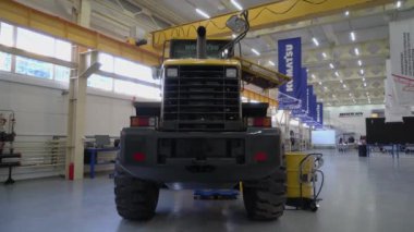 Magadan, Rusya - 04.02.2020: Komatsu Wa320 Yükleyicisinin Sunumu.