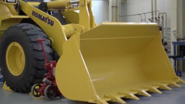 Magadan, Rusya - 04.02.2020: Komatsu Wa320 Yükleyicisinin Sunumu.
