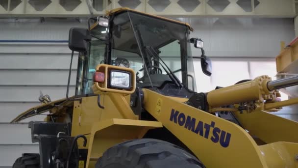 Магадан Россия 2020 Презентация Погрузчика Komatsu Wa320 — стоковое видео